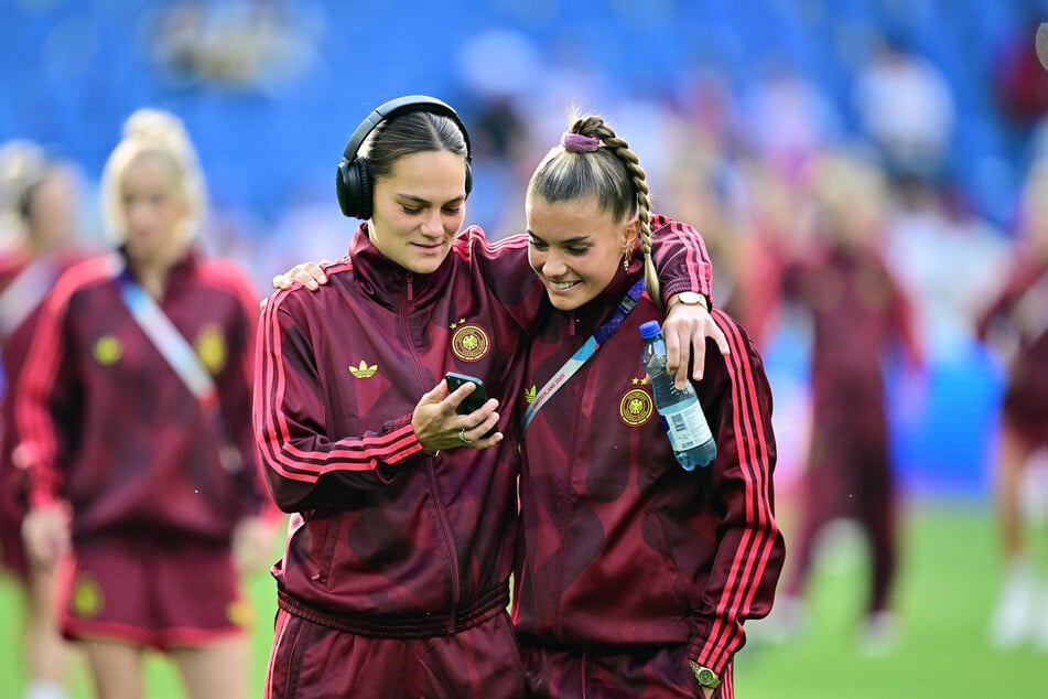 Lassen sich die Nervosität nicht anmerken: Deutschlands Giovanna Hoffmann (26, l.) und Teamkollegin Selina Cerci (25).