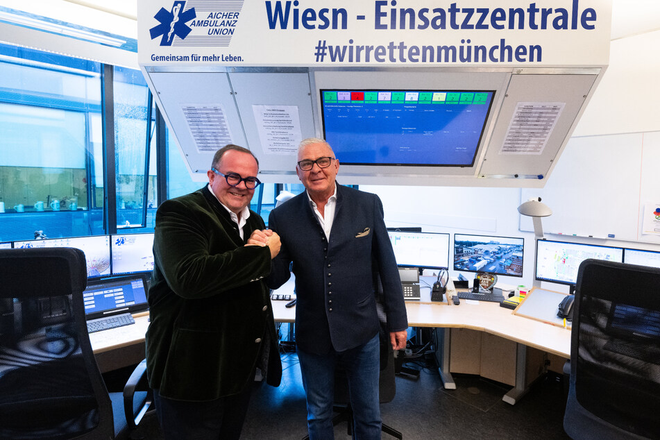 Peter Aicher (r.), Chef der Aicher Ambulanz, und Clemens Baumgärtner (CSU), Referent für Wirtschaft und Arbeit der Landeshauptstadt München und Wiesn-Chef, in der Einsatzzentrale der Oktoberfest-Sanitätsstation.