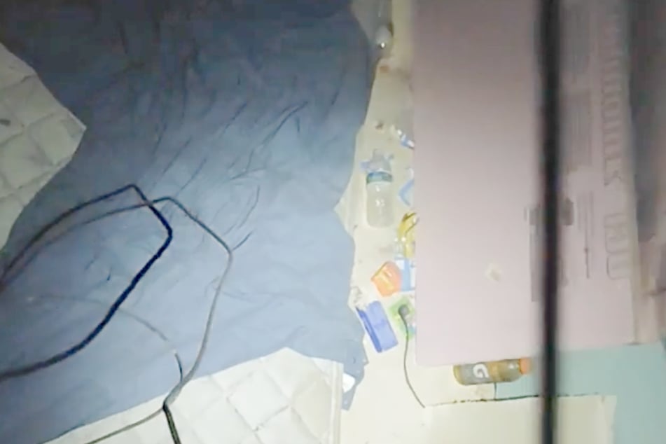 Neben Müll und Kabeln lag darin auch eine Matratze samt Laken.