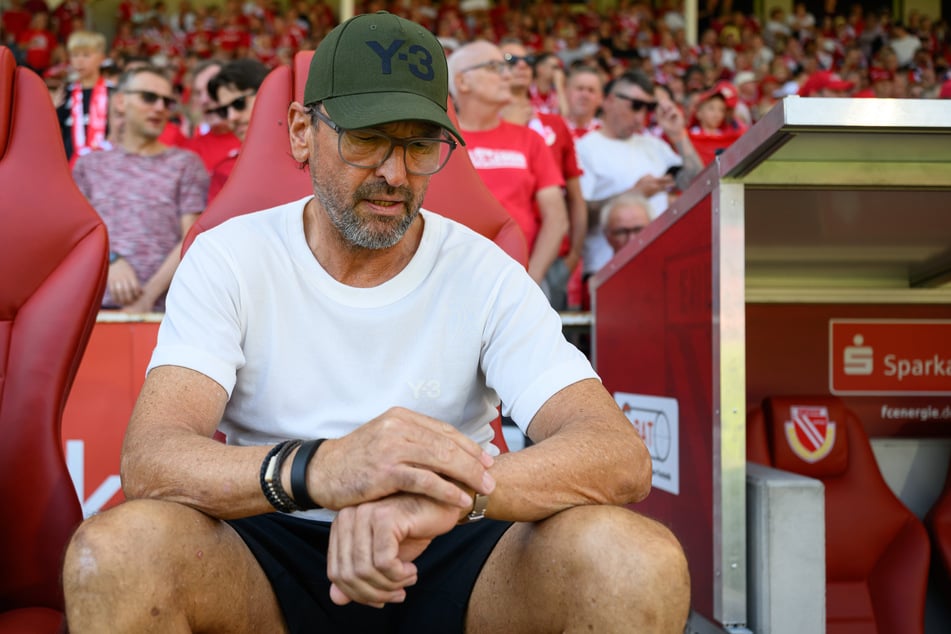 Pele Wollitz (61) legte trotz Auftaktsieg den Finger tief in die Wunde.