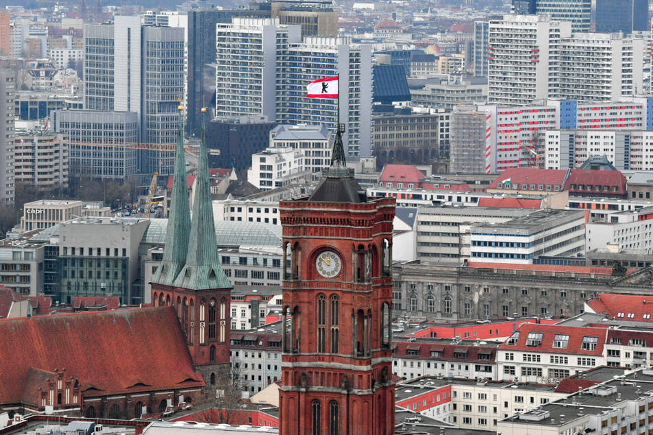 Nach dem gescheiterten Mietendeckel soll in Berlin ein "Mietenschutzschirm" dem Anstieg der Wohnkosten entgegenwirken.