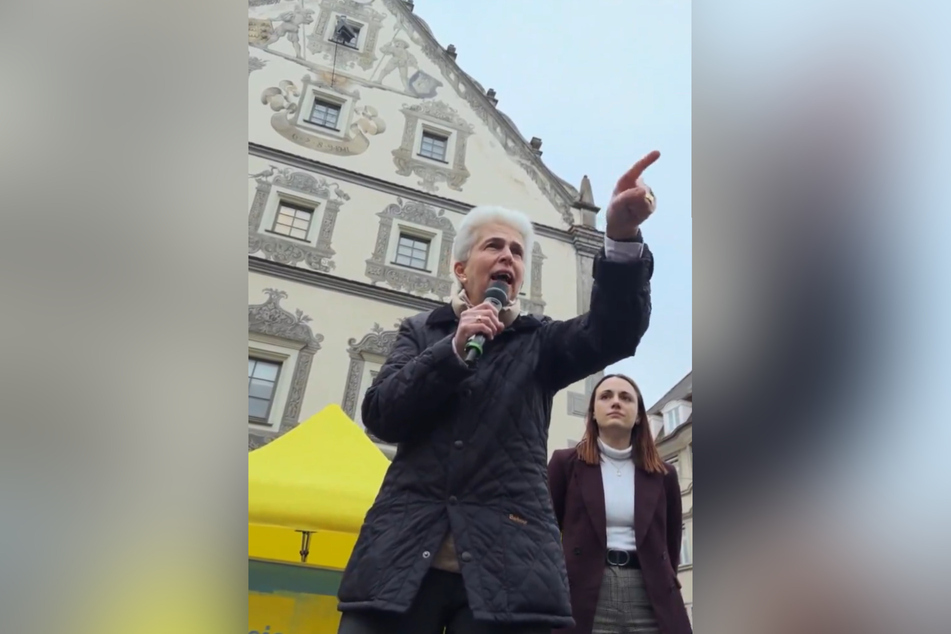 FDP-Bundestagsabgeordnete Marie-Agnes Strack-Zimmermann (66, l.) wehrte sich in Ravensburg vehement gegen die Zwischenrufe einiger Demonstranten.