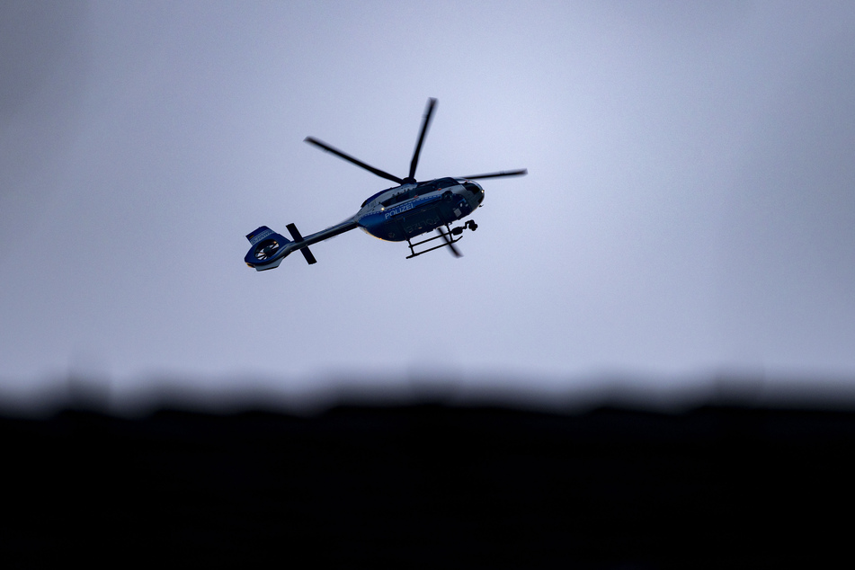Ein Hubschrauber der Polizei kreiste in der Nacht zum heutigen Mittwoch am Himmel. (Symbolbild)