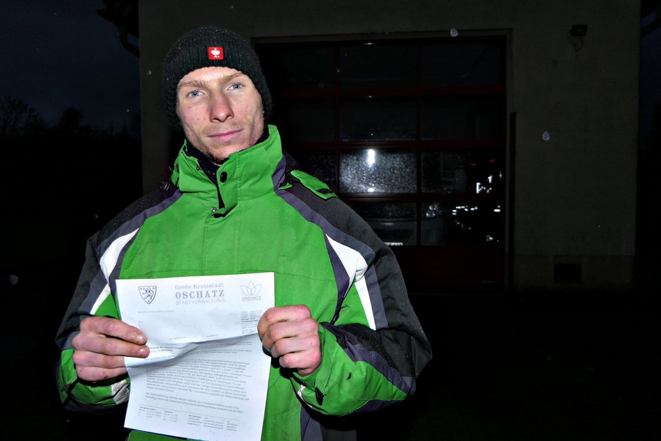Felix Bohn (22) mit dem Kündigungsschreiben, das er Anfang Dezember von der Oschatzer Feuerwehr erhielt. Wegen einer Doppelmitgliedschaft wurde er vor die Tür gesetzt.