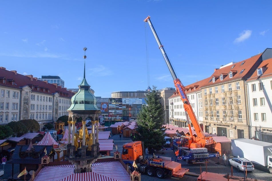 Die Schausteller bauen den Weihnachtsmarkt zunächst trotzdem weiter auf.
