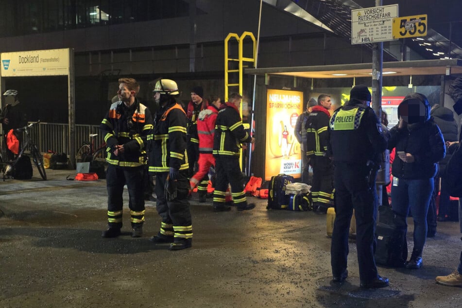 Feuerwehr und Rettungsdienst sind mit 55 Leuten im Einsatz.