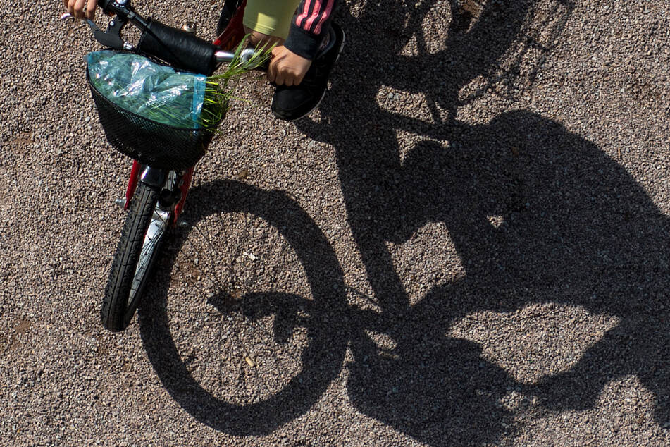 Brutale Attacke Mann tritt Sechsjährigen vom Fahrrad TAG24