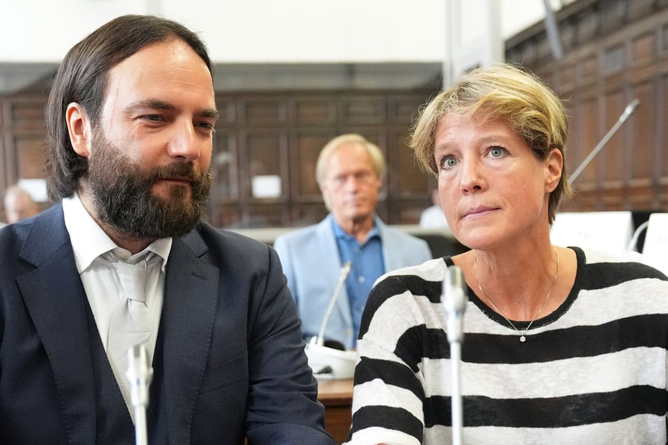 Steakhouse-Erbin Christina Block (53) wird vorgeworfen, die Entführung ihrer beiden jüngsten Kinder in Auftrag gegeben zu haben. Hier mit ihrem Anwalt Ingo Bott (43).