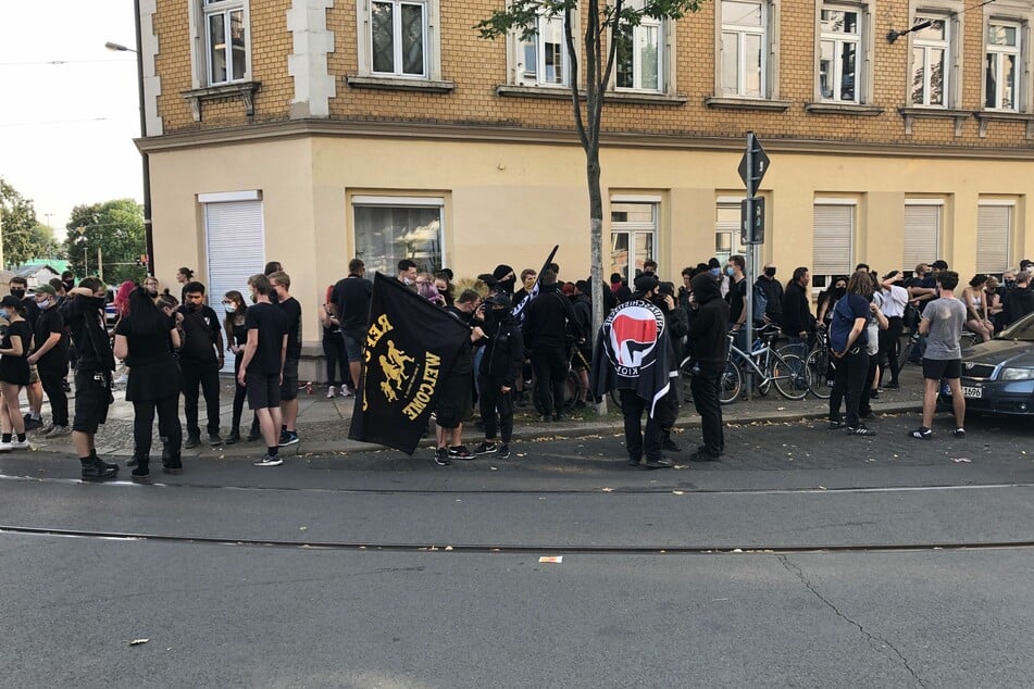 Nach ersten Schätzungen sollen sich etwa 300 Demonstranten an der Eisenbahnstraße versammelt haben.