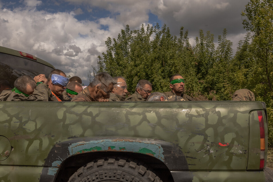 Hunderte Russen haben sich Selenskyj zufolge bereits in ukrainische Gefangenschaft begeben. Sie würden humaner behandelt als in der russischen Armee, betonte der Präsident.