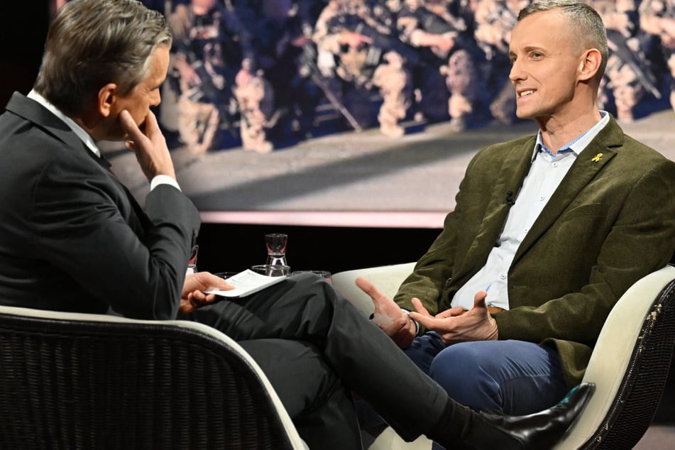 Was Offizier Marcel Bohnert (47, r.) über einen administrativen Vorfall im Umgang mit dem Tod eines Bundeswehr-Soldaten berichtete, hätte Markus Lanz (56) nicht erwartet.