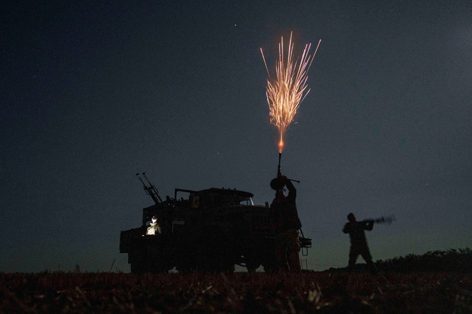 Soldaten einer Luftverteidigungseinheit feuern auf Kampfdrohnen in der Region Dnipropetrovsk.