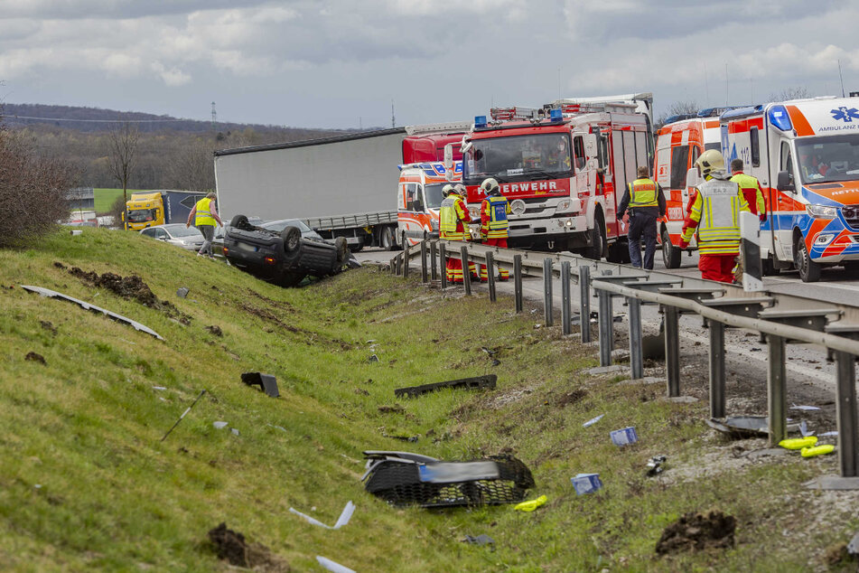 Trümmerteile liegen neben und auf der A4.