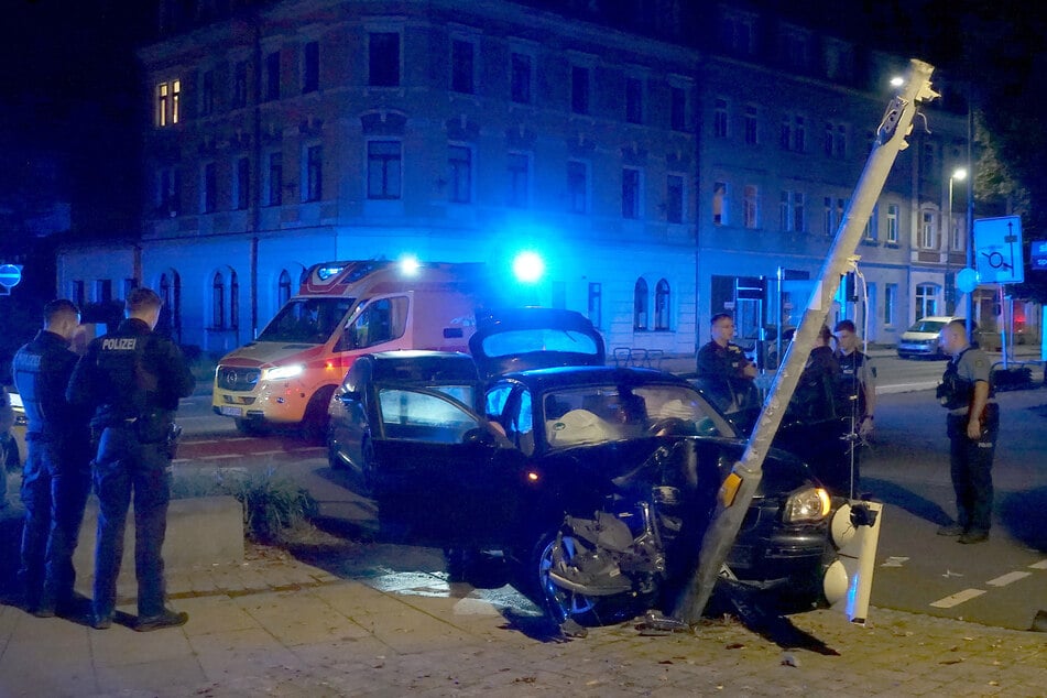 Eine Verfolgungsjagd mit der Polizei endete für diesen BMW-Fahrer (27) mit leichten Verletzungen.
