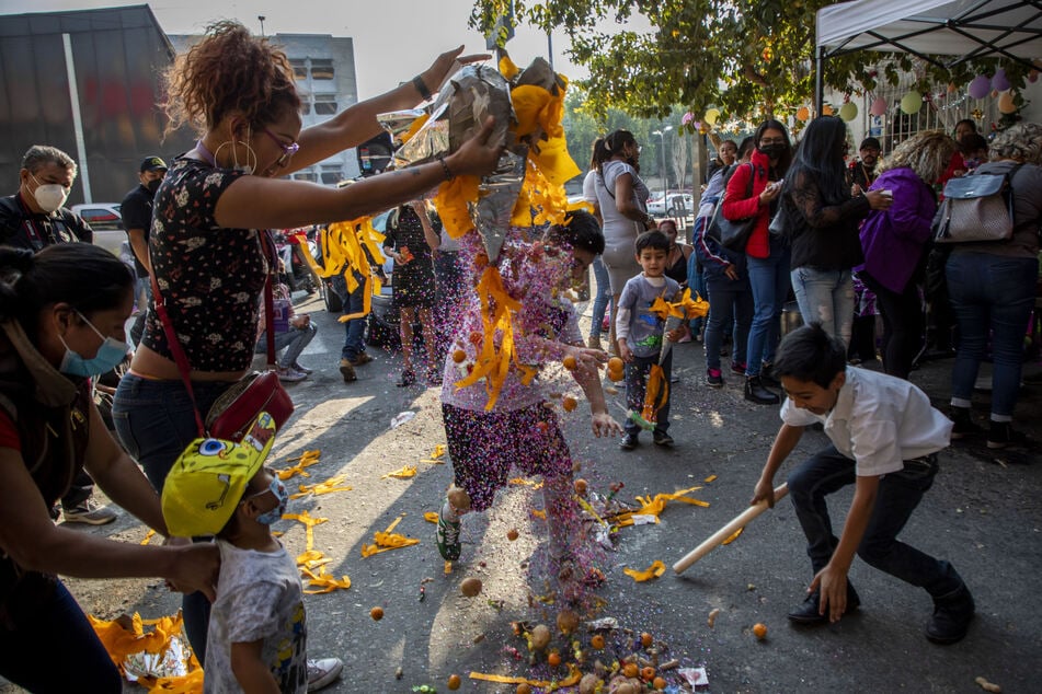 In Mexiko-Stadt, wo traditionell mit Spielzeug, Süßigkeiten oder Obst gefüllte Piñatas von Kindern zerschlagen werden, beginnen jetzt die sogenannten Weihnachtsposadas. (Archivbild)