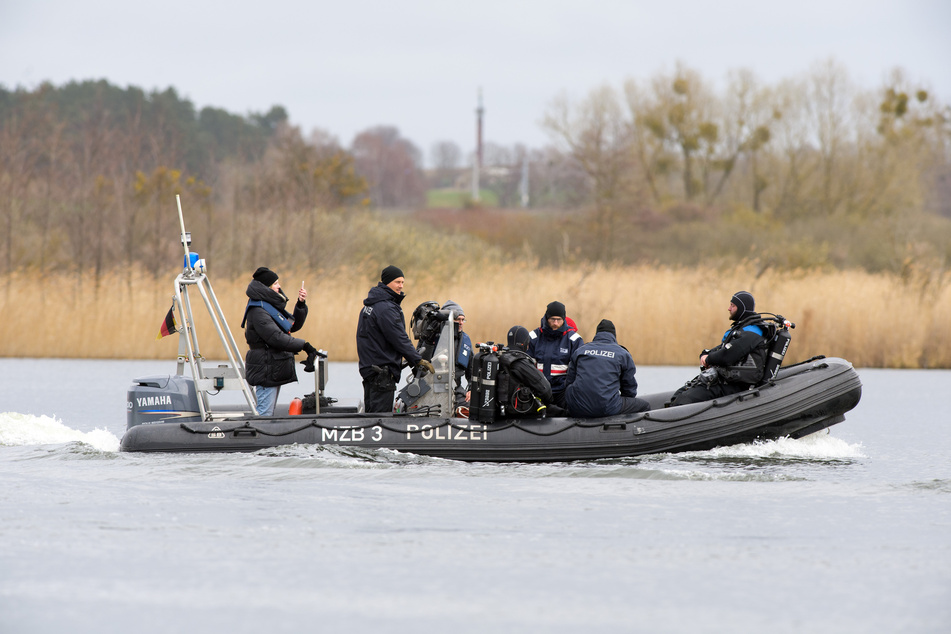 Weil ein Mann am Bonner Rheinufer eine verdächtige Beobachtung gemacht hat, haben Polizeitaucher in dem Fluss nach einer Leiche gesucht. (Symbolbild)