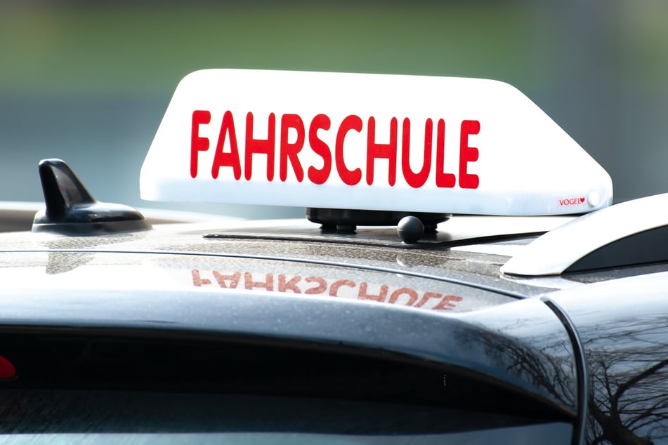 Eine Fahrschülerin verwechselte offenbar das Gas- und Bremspedal und verursachte so einen Unfall. (Symbolbild)