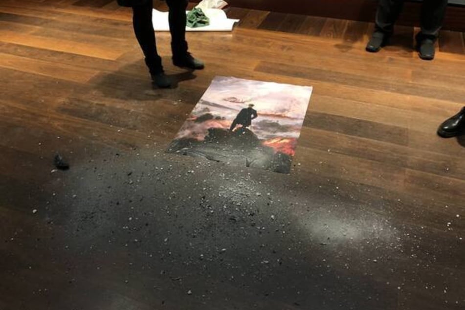 Die Aktivistinnen legten das selbstklebende Poster schließlich auf dem Boden der Kunsthalle ab.