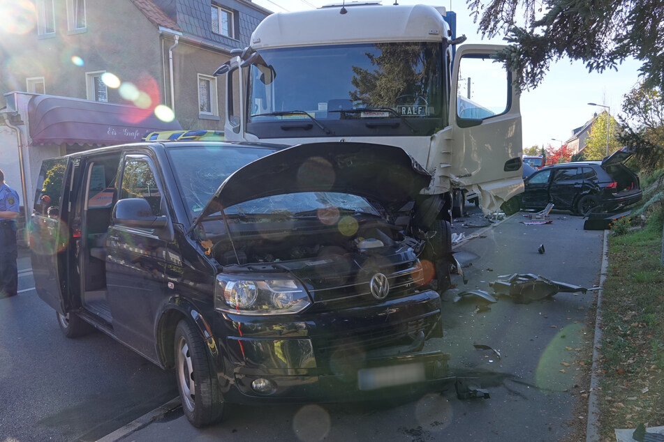 Schwerer Unfall in Nossen: Lkw-Fahrer verliert Kontrolle, kollidiert mit vier Autos!
