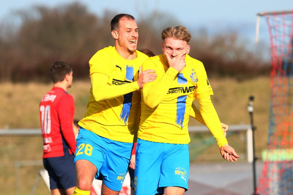 Stefan Maderer (r.) gelangen zwei Treffer für Lok Leipzig.