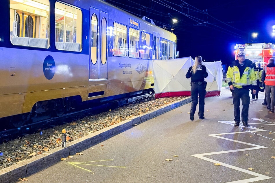 Der Unfallort wurde abgesichert und blieb mehrere Stunden gesperrt.