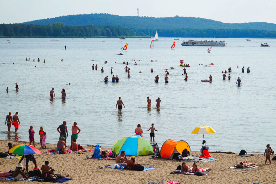 Freibäder wie das Strandbad am Müggelsee dürfen sich an diesem Wochenende noch einmal auf Hochkonjunktur freuen.