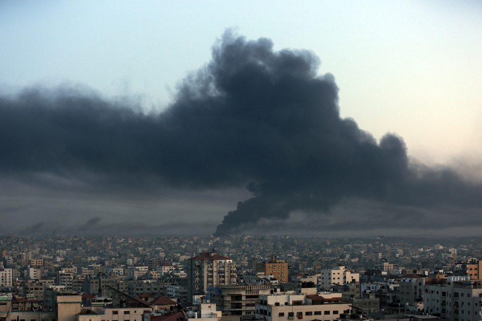 Rauch über dem Gazastreifen nach einem israelischen Luftangriff. Laut der Hamas starben bisher über 7000 Palästinenser.
