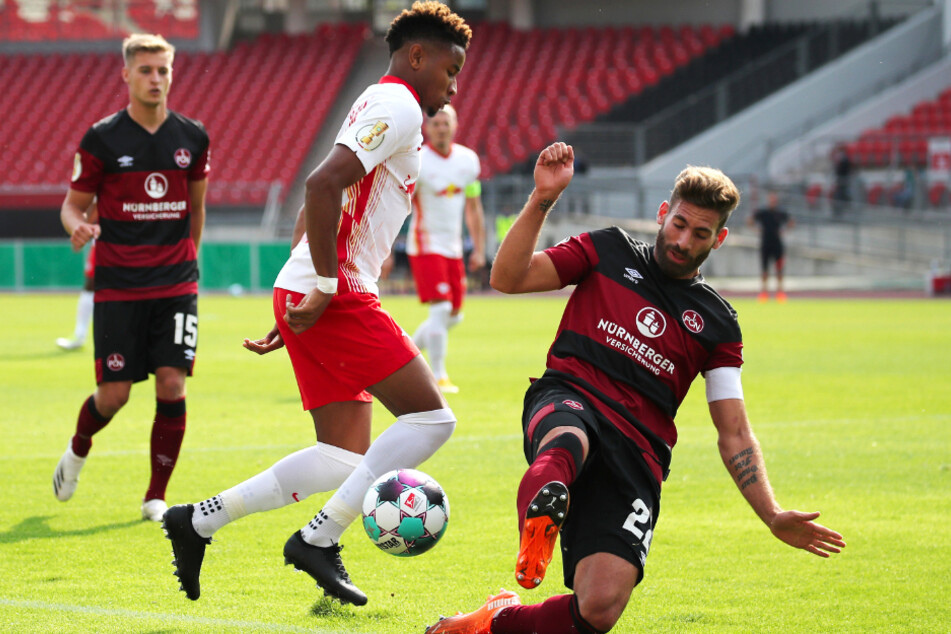 Enrico Valentini (r.) und der 1. FC Nürnberg wollen in der Liga nicht so chancenlos sein, wie hier im DFB-Pokal gegen Christopher Nkunku und RB Leipzig.