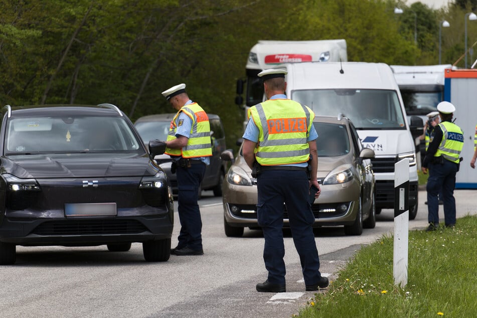 Insgesamt waren 75 Beamte über sechs Stunden im Einsatz. (Symbolbild)