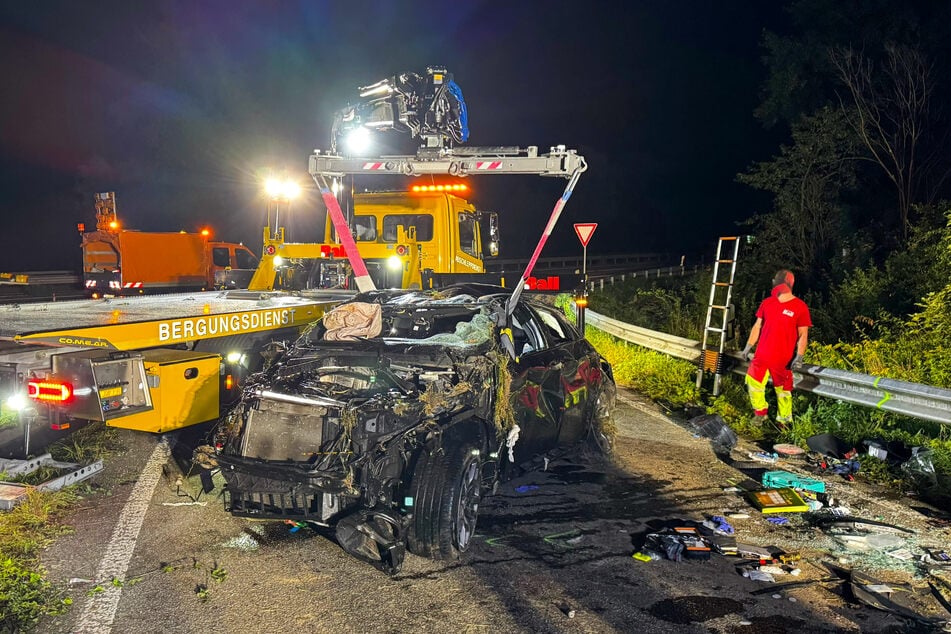 Die Einsatzkräfte vor Ort hievten den BMW zum Abtransport schließlich wieder vom Dach auf die Räder.