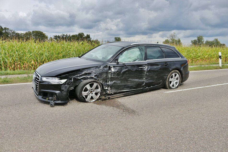 Der schwarze Audi wurde seitlich schwer in Mitleidenschaft gezogen.