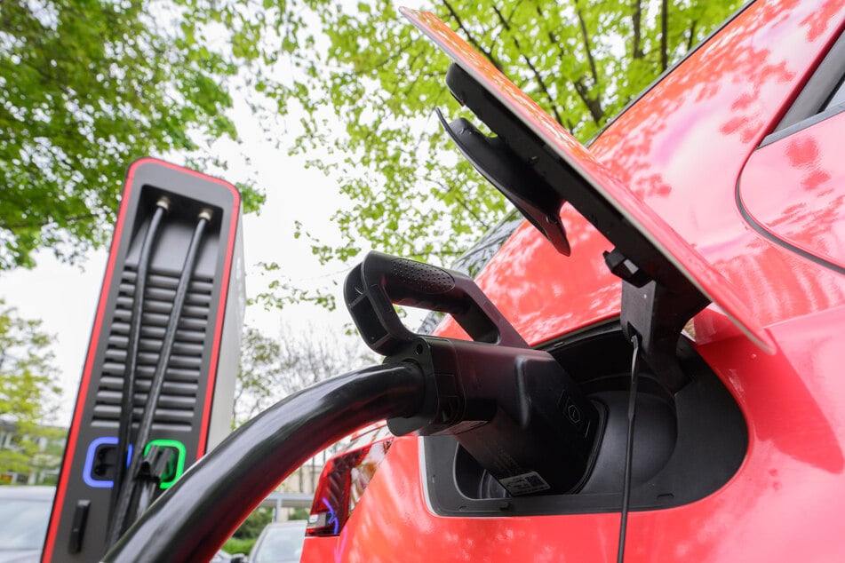 An den Ladesäulen kann E-Auto-Fahrer rund um die Uhr ihre Autos laden. (Symbolbild)