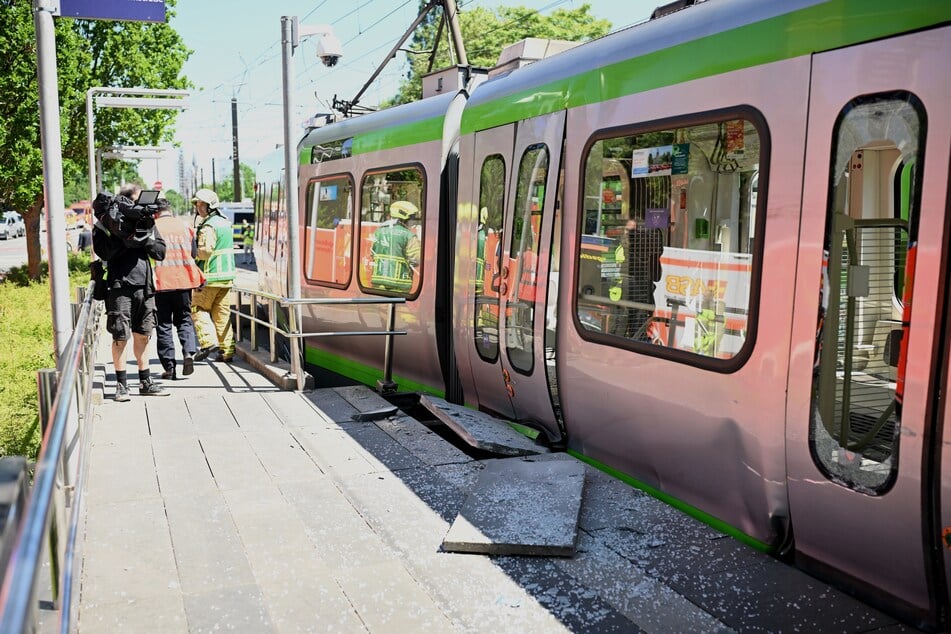 Mehrere Fahrgäste wurden vom Rettungsdienst versorgt. Auch Scheiben an einer der Bahnen waren gesprungen.