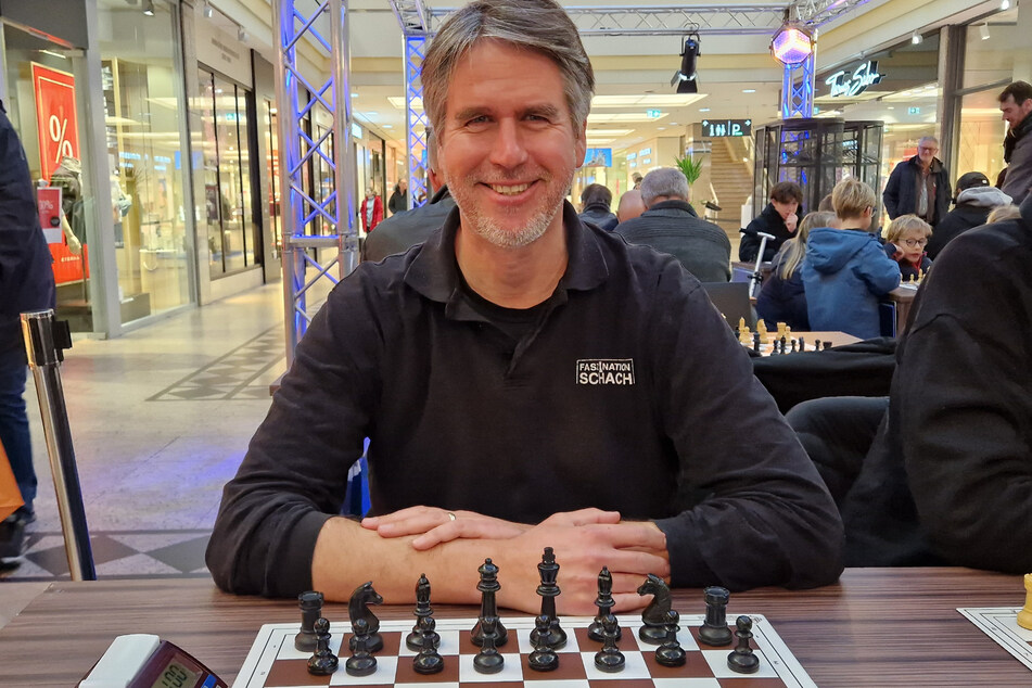 Schon seit seiner Kindheit ist Schach Sebastian Siebrechts (50) Leidenschaft, diese will er seit 2012 auch an andere weitergeben. "Ich hoffe immer, dass der Funke überspringt", so der Initiator von "Faszination Schach".