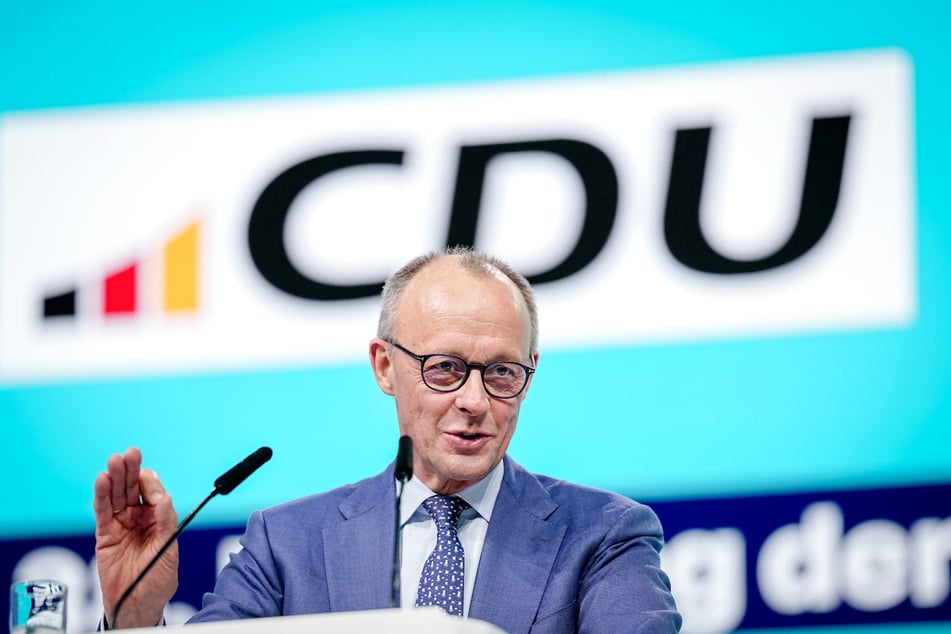 Bundeskanzler Friedrich Merz (70, CDU) würdigte Sachsen-Anhalts Ex-Ministerpräsident auf dem Parteitag in Stuttgart.