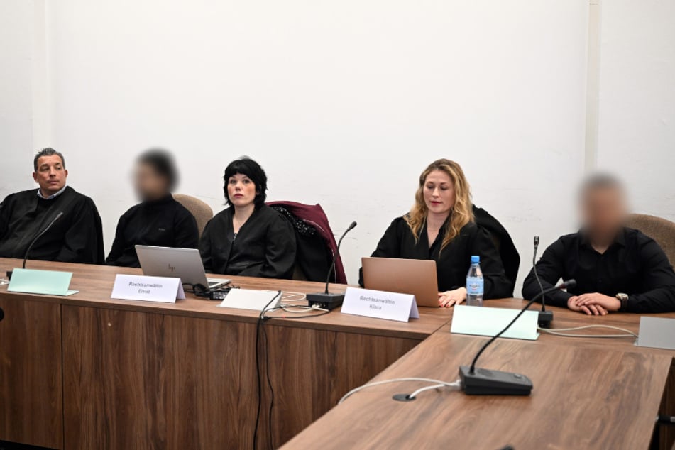 Neben dem mutmaßlichen Drahtzieher muss sich auch ein 25-Jähriger auf der Anklagebank verantworten.