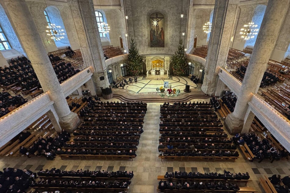 In der Dresdner Kreuzkirche begann um 10 Uhr ein Gottesdienst.