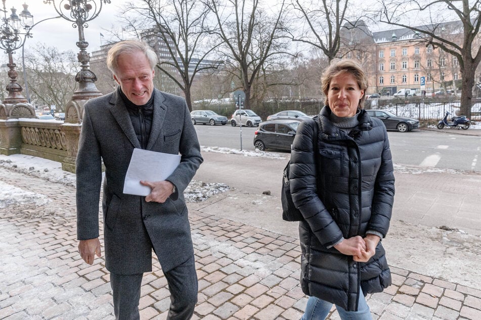 Christina Block (52) kommt zusammen mit Lebensgefährte Gerhard Delling (66) gut gelaunt bei Gericht an.