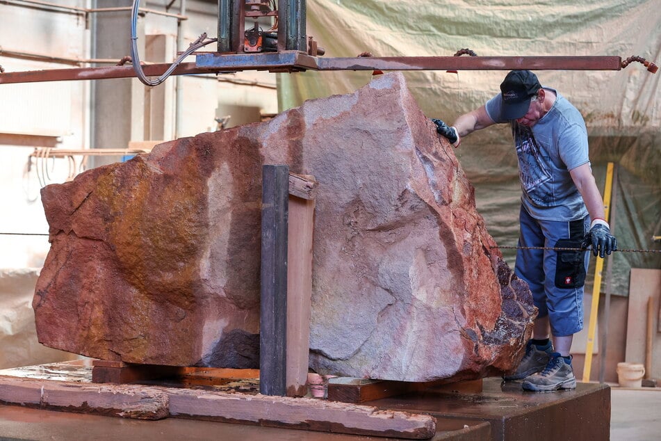 Fünf Mitarbeiter kümmern sich bei der Rochlitzer Porphyr Manufaktur um die Verarbeitung des Natursteins. Früher waren dort deutlich mehr Beschäftigte tätig.