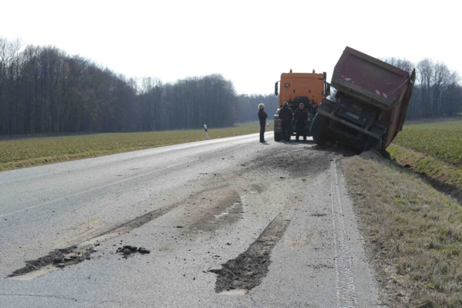 Die Straße ist durch den Hänger stark beschädigt worden.