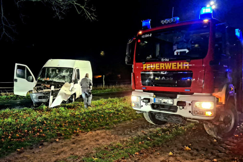 Beim Eintreffen am Unfallort konnten die Einsatzkräfte nur den leeren Transporter vorfinden, von den Insassen fehle zunächst jede Spur.