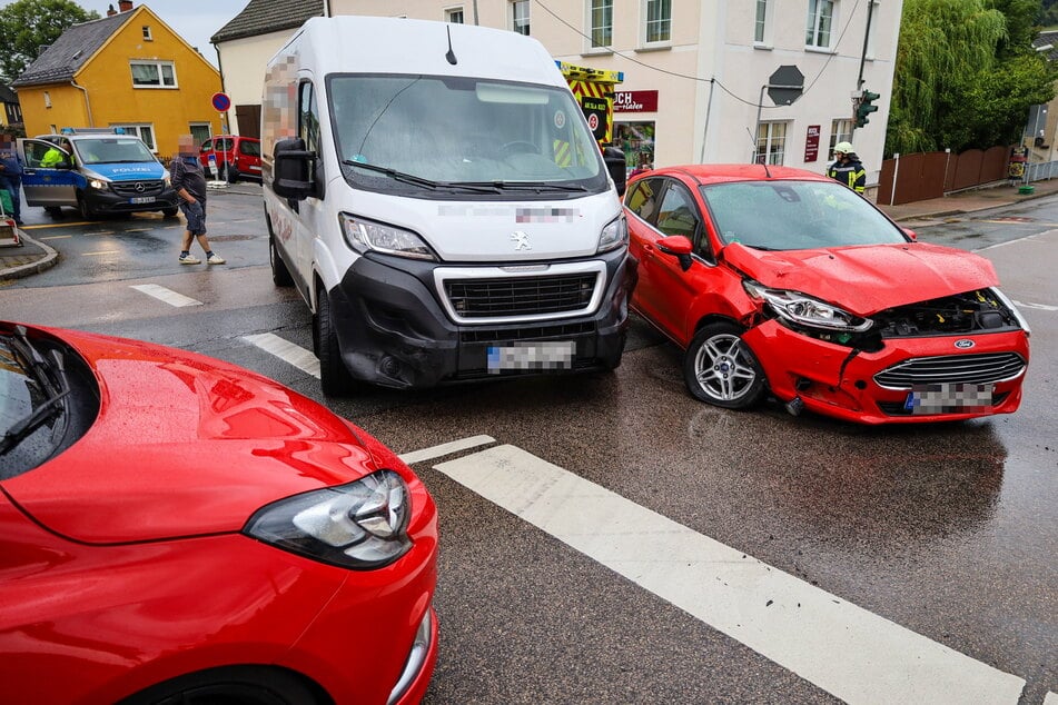 Auf einer Kreuzung in Zschorlau (Erzgebirge) krachte es am Donnerstag: Ein Ford (rechts) kollidierte mit einem Transporter. Dieser knallte gegen einen wartenden Opel (links).