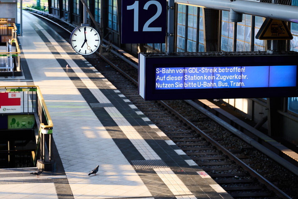 Der Mann fiel mit seinem Rollstuhl am S-Bahnhof Westkreuz ins Gleisbett. (Archivbild)