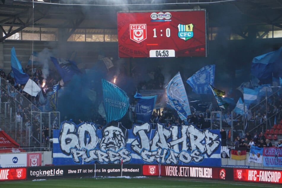 Der Gästeblock in Halle war gut gefüllt. Die Fans feierten das Jubiläum des FCK/CFC. Der Auftritt der Chemnitzer war allerdings nicht zum Feiern ...