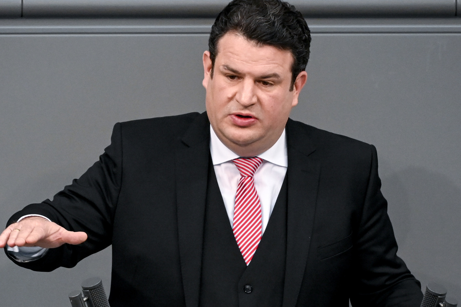Hubertus Heil (49, SPD) bezieht sich für die vorgeschlagene Lohnerhöhung auf das Grundgesetz.