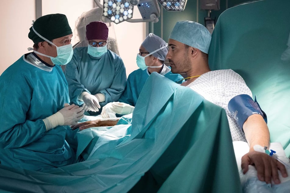 Dr. Ilay Demir hat sich seine Hand so sehr verletzt, dass Dr. Philipp Brentano ihn operieren muss.