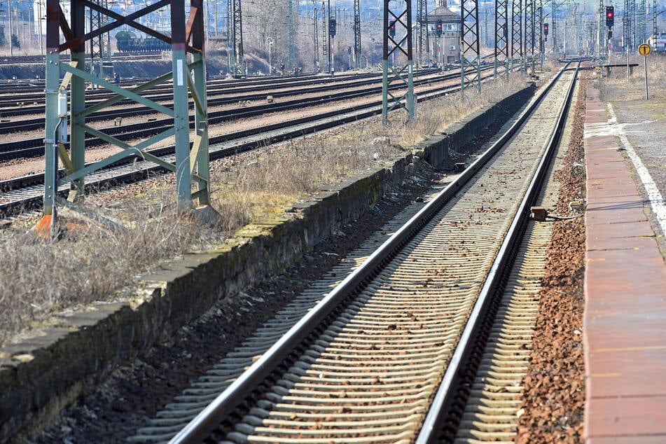 Als die Polizei eintraf, war die Frau bereits im Bahngleis. (Symbolfoto)