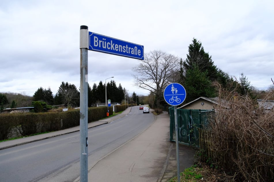 In der Brückenstraße in Leipzig-Großzschocher ist am 5. Februar ein Mann gestorben. Seine Identität konnte mittlerweile geklärt werden.
