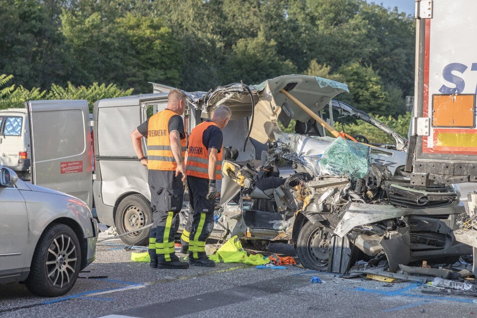 Der Sprinter war aus noch ungeklärter Ursache in den auf dem Standstreifen abgestellten Lastwagen gefahren.