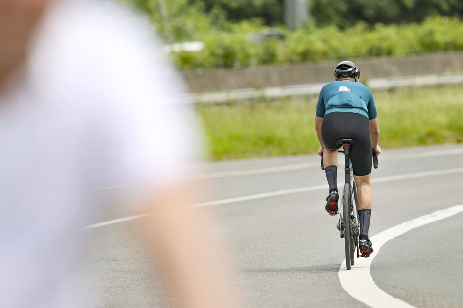 Schwerer Unfall bei Heilbronner Triathlon: Auto fährt durch Absperrung und erfasst Sportler!